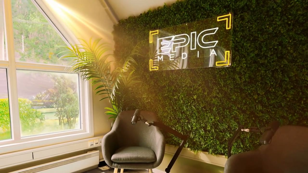 Epic Media-studioet med neonskilt og stoler