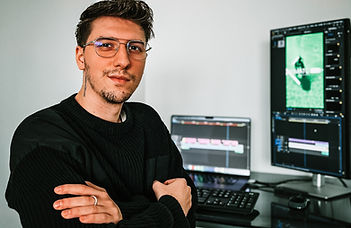 Videoredigerer ved redigeringsbordet