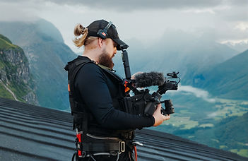 Filmfotograf på opptak i fjellet
