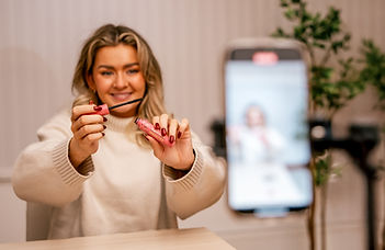 UGC-skaper som filmer innhold med mobil